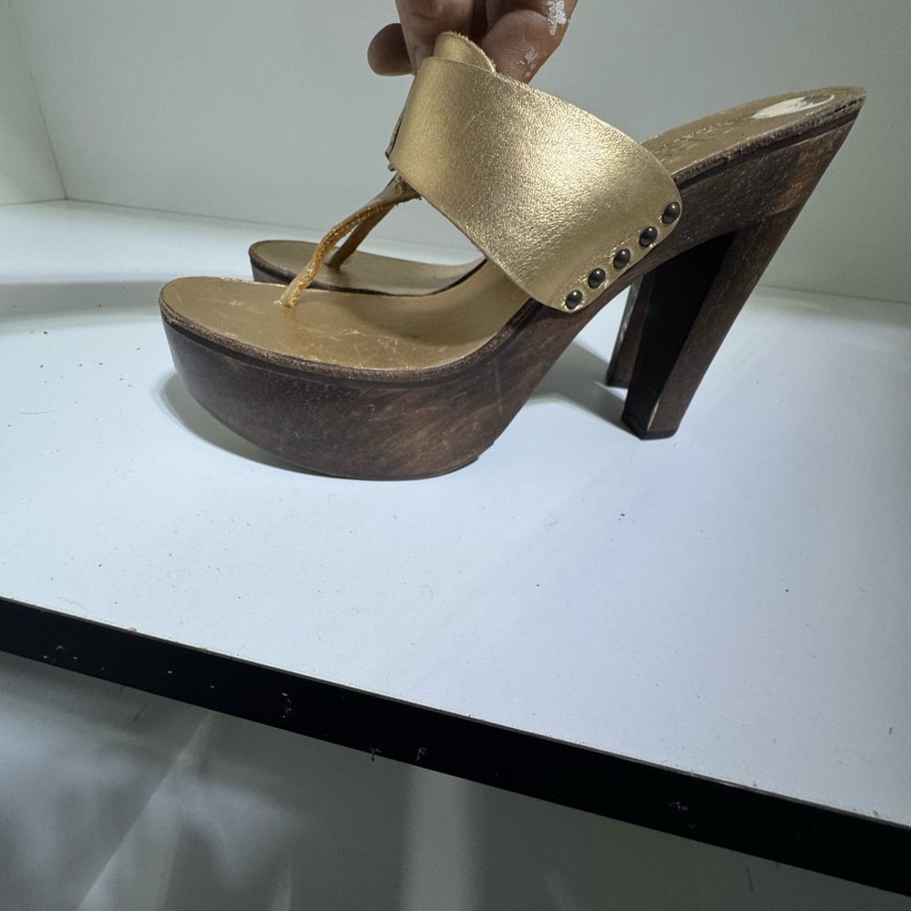 Thong sandals